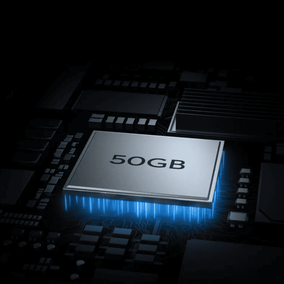 Мікросхема з написом 50GB на платі, що символізує вбудовану пам'ять камери Osmo Action 6