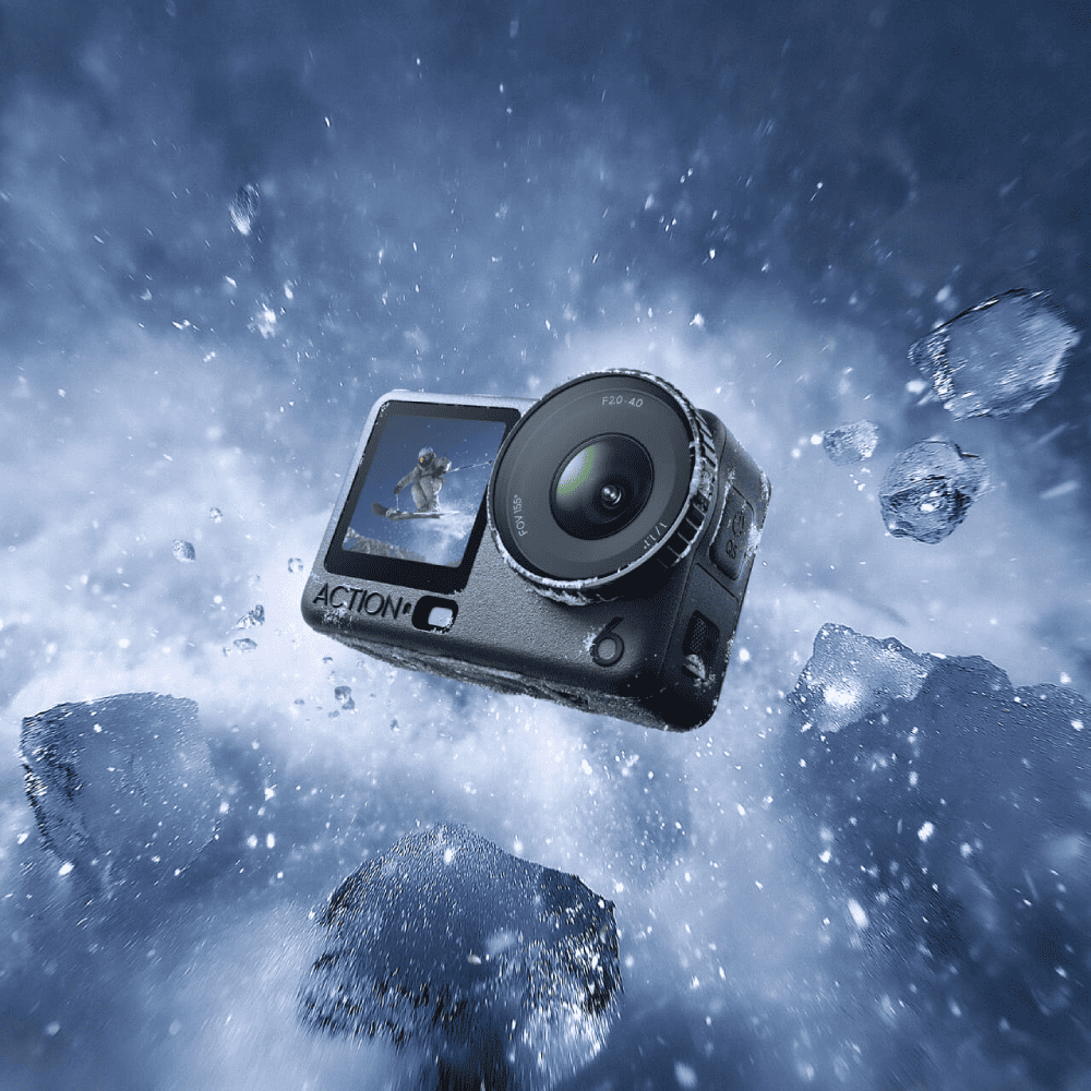 Екшн-камера DJI Osmo Action 6 летить крізь крижану заметіль з друзками льоду, демонструючи морозостійкість