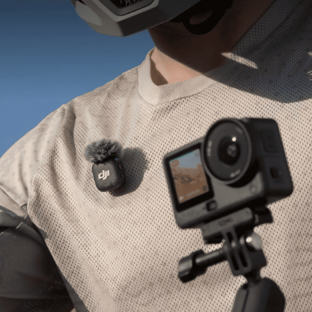 Мікрофон-передавач DJI Mic 2 та камера Osmo Action 6 на кріпленні, закріплені на грудях спортсмена