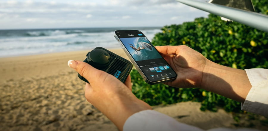 Перегляд відзнятого серфінгу в застосунку Quik на iPhone поруч із GoPro на пляжі