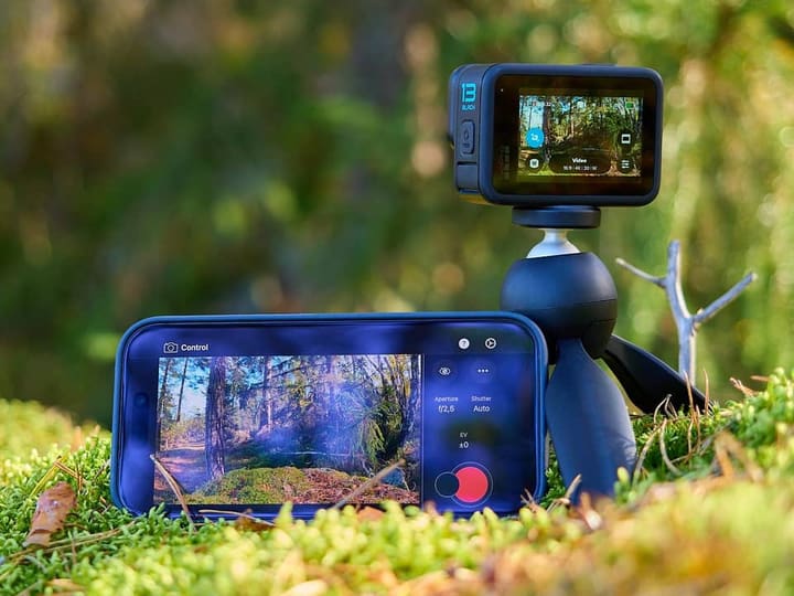 Керування камерою GoPro HERO13 Black через застосунок на екрані iPhone у лісі